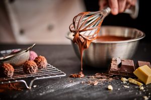 Chocolatier préparant des bonbons au chocolat